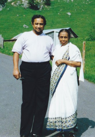 Dhiranandaji mit seiner Mutter ca. 1988 auf dem Stoos