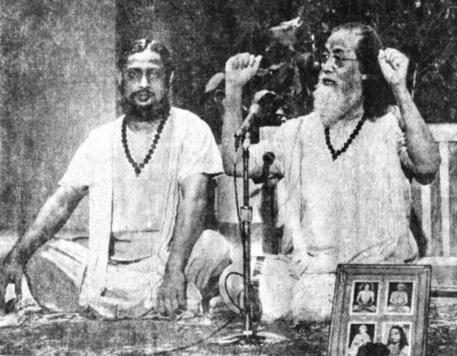 Dhiranandaji zusammen mit seinem Lehrer Paramahansa Hariharanandaji