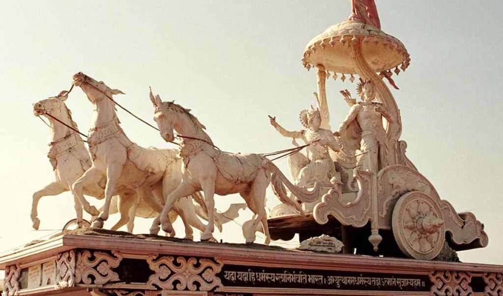 Statue von Arjuna und Krishna auf dem Streitwagen