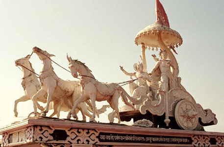 Statue von Arjuna und Krishna auf dem Streitwagen